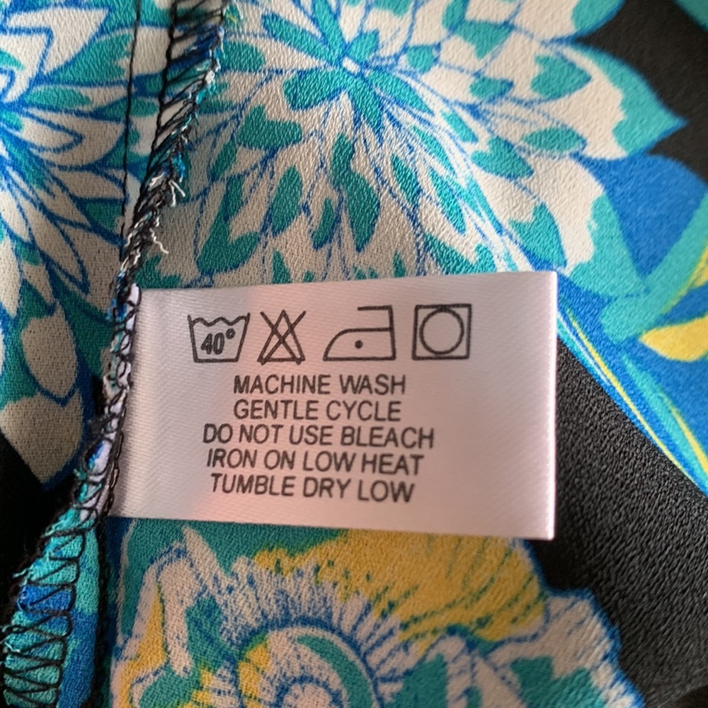 Violet and Claire Floral Tank - Picture 5 of 5